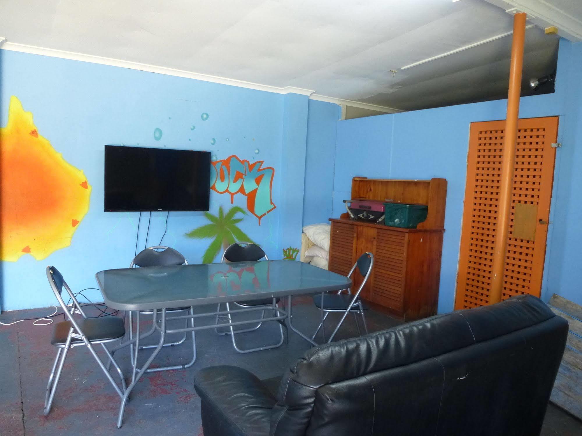 Jungle Hostel *